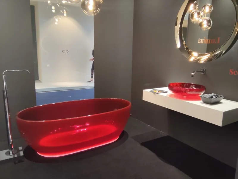 Stand bagno wellness con pareti ceramiche a tinta unita, lavabo integrato e atmosfera spa al Cersaie 2026